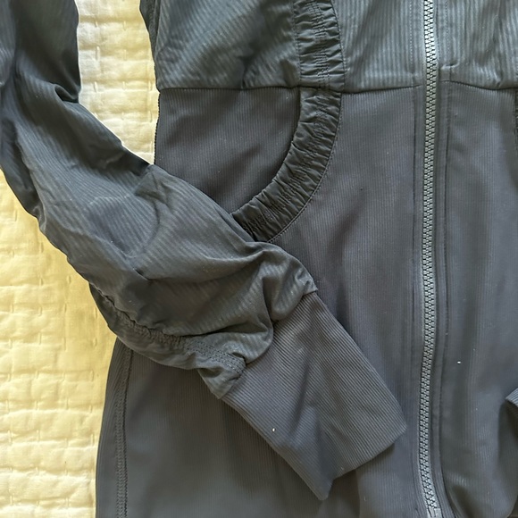 COPY - Women’s LULULEMON Navy Long-Sleeved Hooded Jacket Sz 8 WORN ONCE - Picture 6 of 14